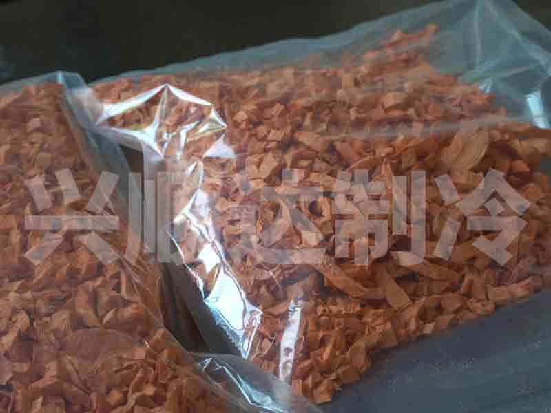 Freeze dried carrot pieces