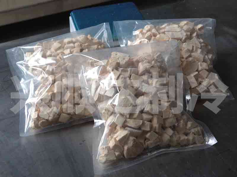 Freeze dried chicken breast pieces