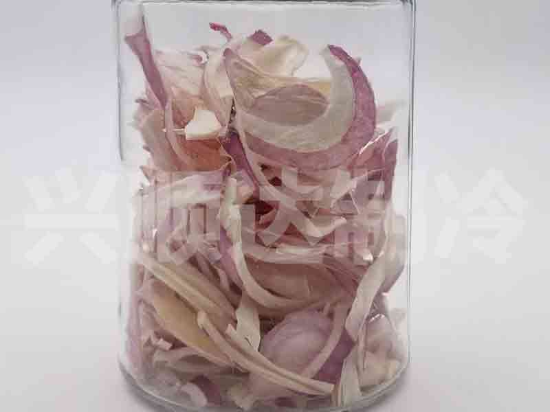 Freeze dried onion slices