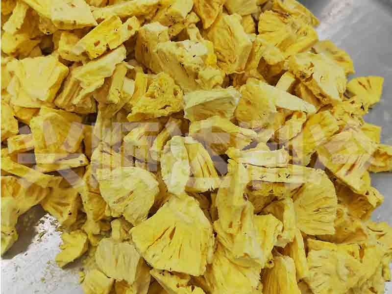 Freeze dried pineapple pieces