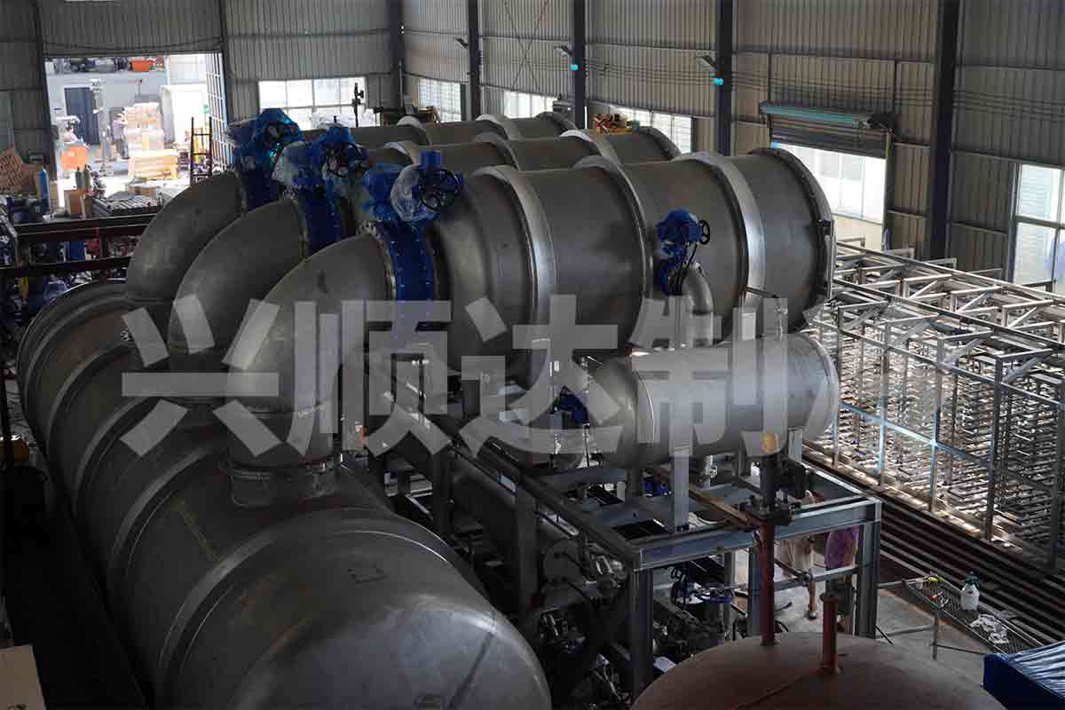 Freeze dryer cold trap system in manufacturing workshop