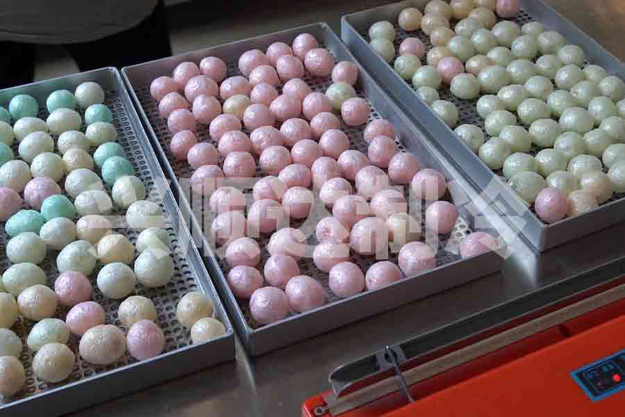 Freeze-dried hard candy after processing with expanded round texture